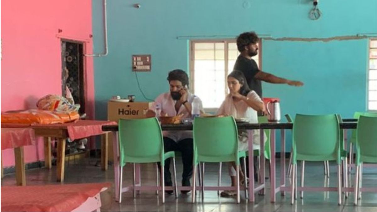 Allu Arjun Viral Photo: Spotted at a Roadside Dhaba with Wife, Photo Goes Viral!
