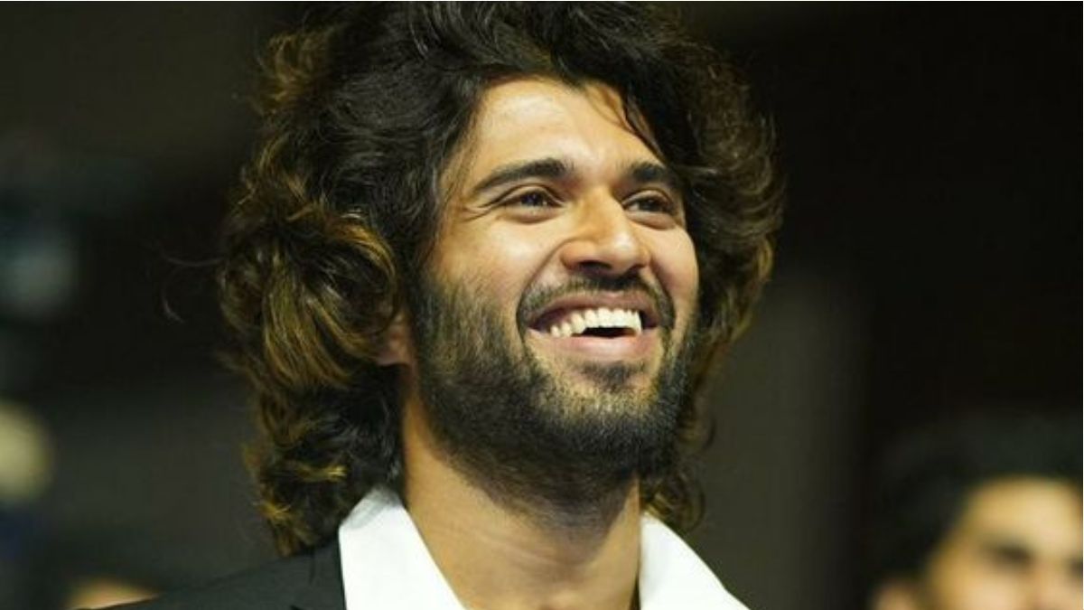 VD 12: Vijay Deverakonda Chilling in Sri Lanka, Viral Video of Him Steering a Boat!