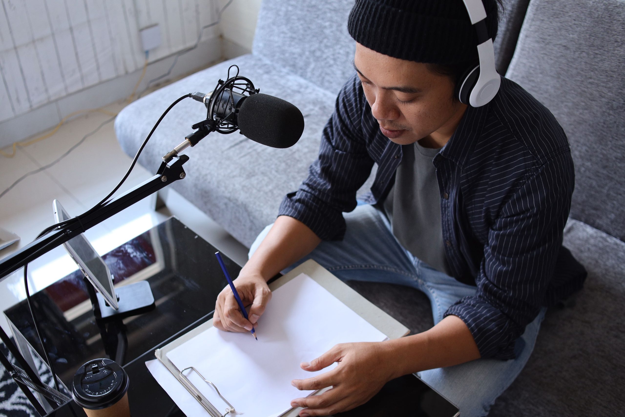 man-influencer-youtuber-vlogger-2022-09-29-21-23-00-utc-min