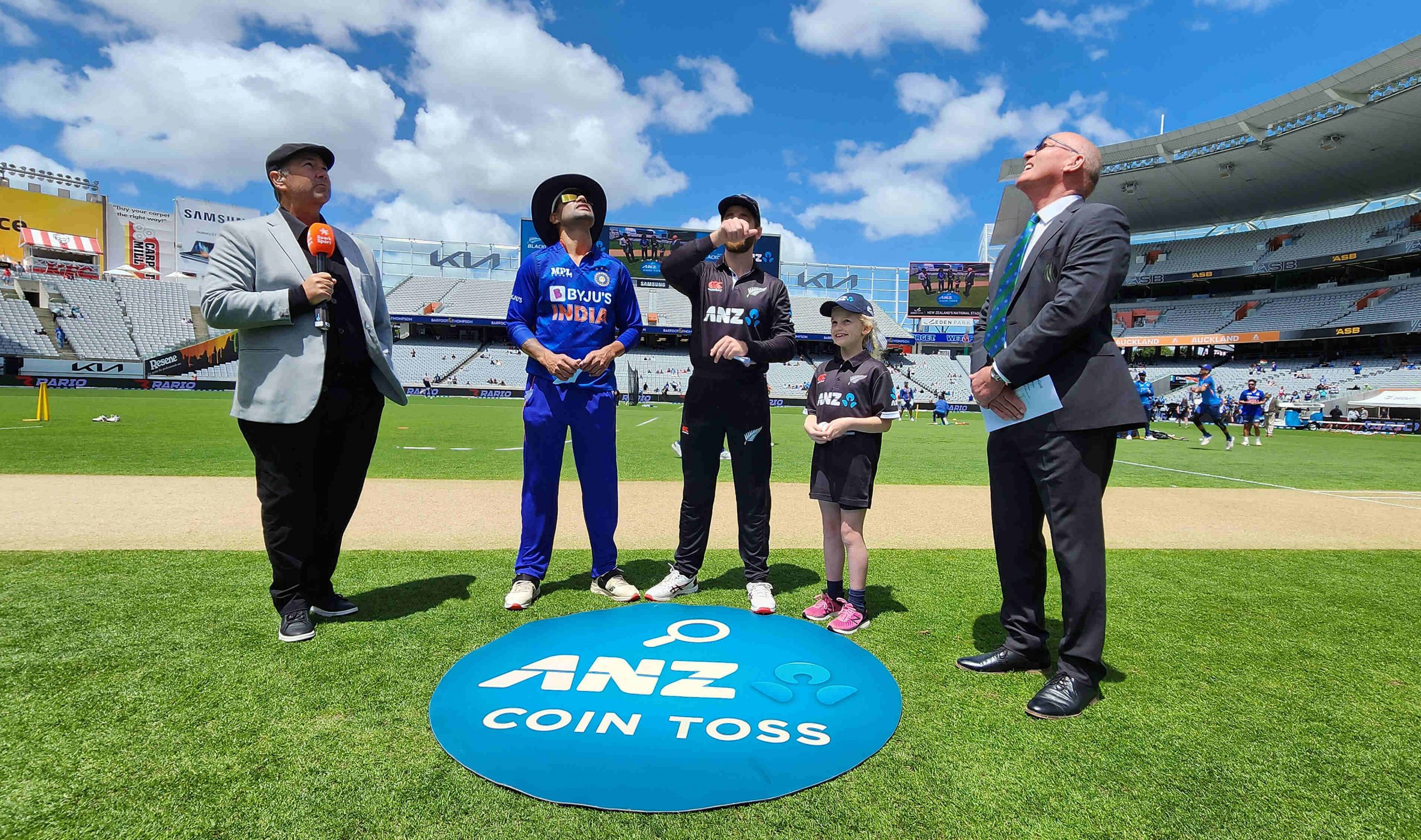 Shikhar Dhawan and Kane Williamson at the toss for the 1st ODI match