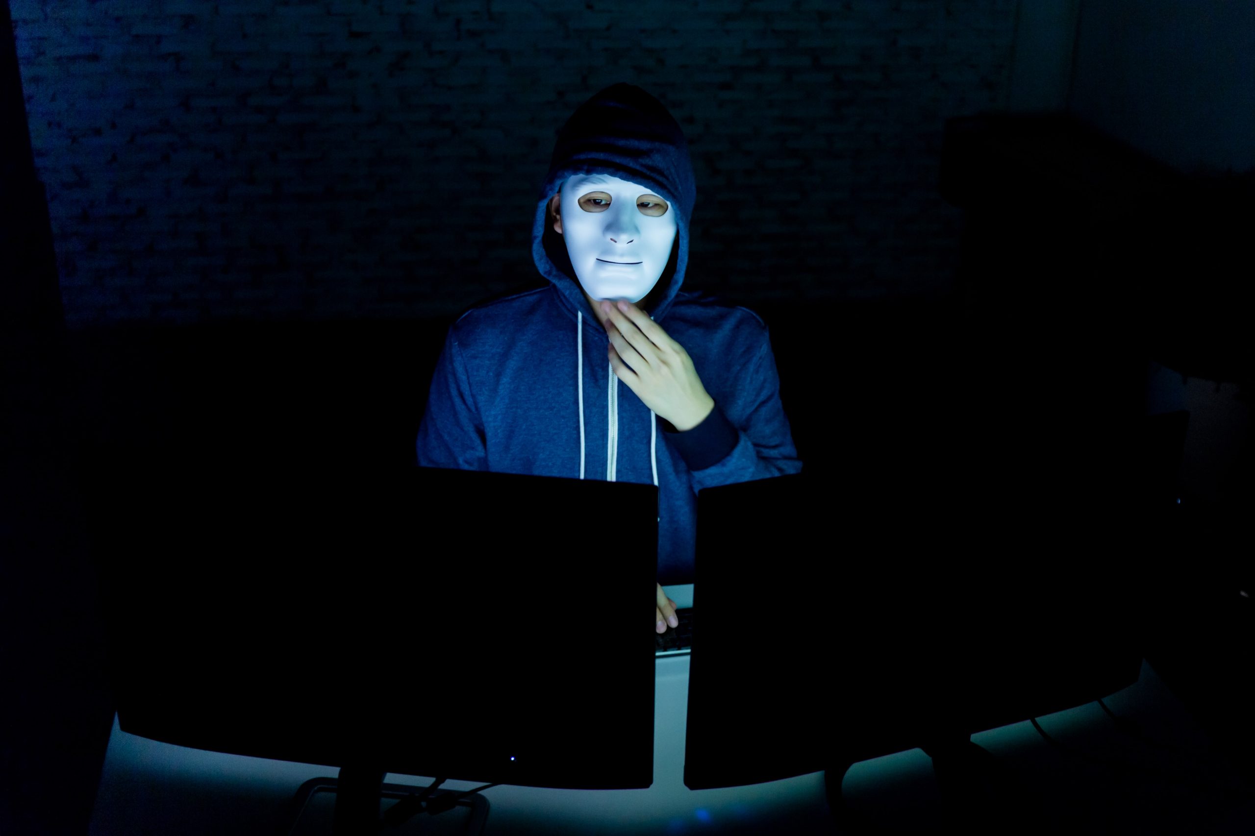 ws_masked-hacker-using-computer-to-hack-into-system-a-2022-12-16-09-54-22-utc-min