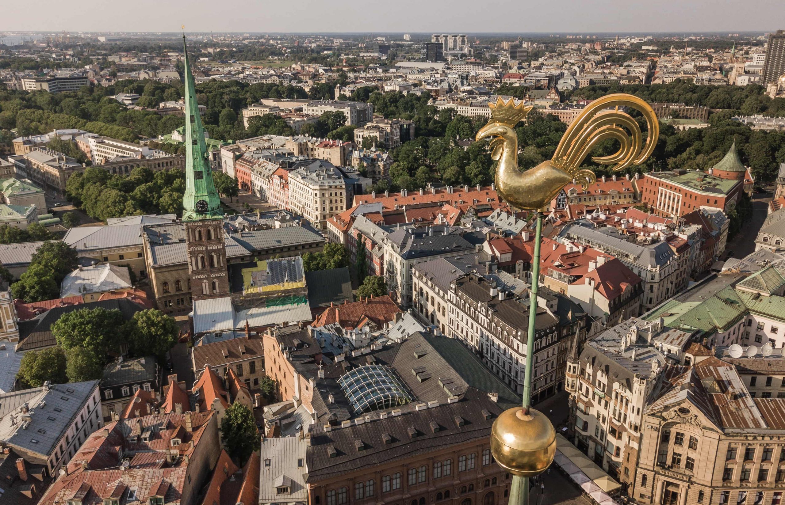 ws_golden-cock-on-the-top-of-the-dome-cathedral-2021-10-26-03-53-04-utc-min