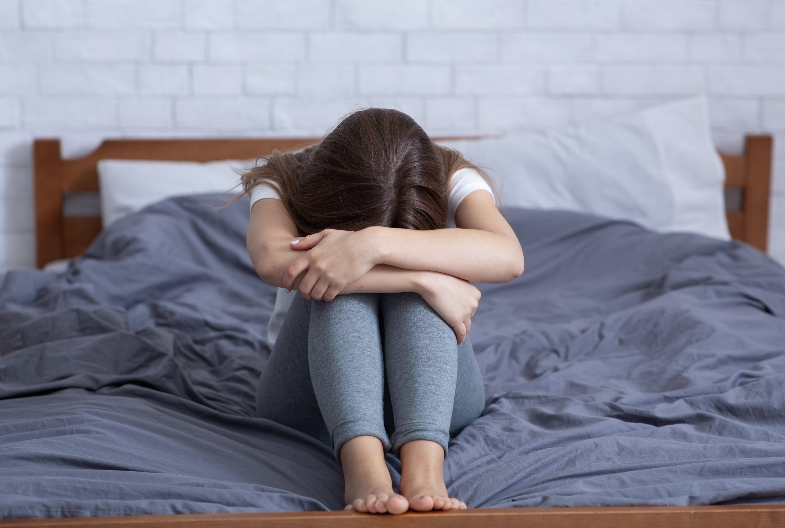 ws_stressed-young-woman-having-negative-emotions-fee-2022-12-16-09-14-32-utc-min