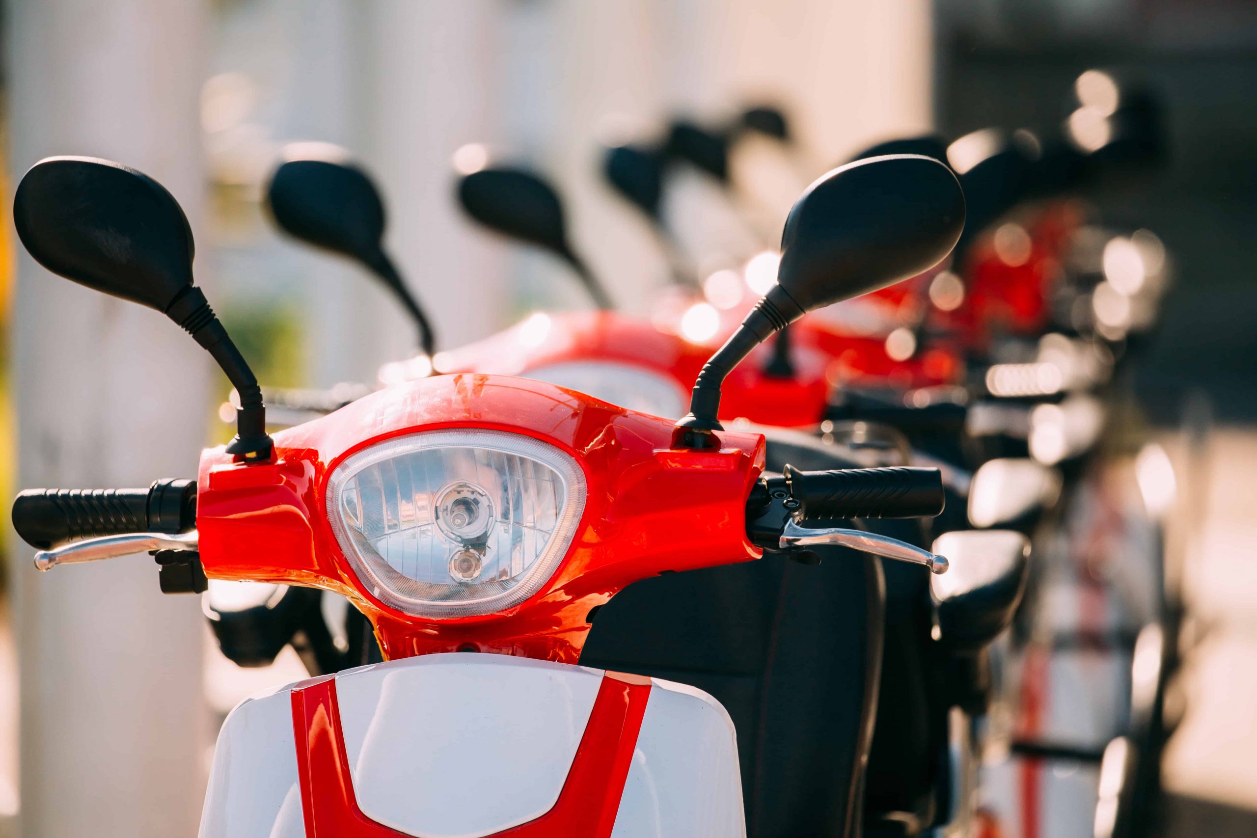 ws_many-electric-motorbikes-motorcycles-scooters-par-2021-08-26-23-06-22-utc-min