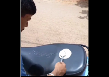 It’s extremely hot, Hyderabad Man cooks dosa on his scooty seat.