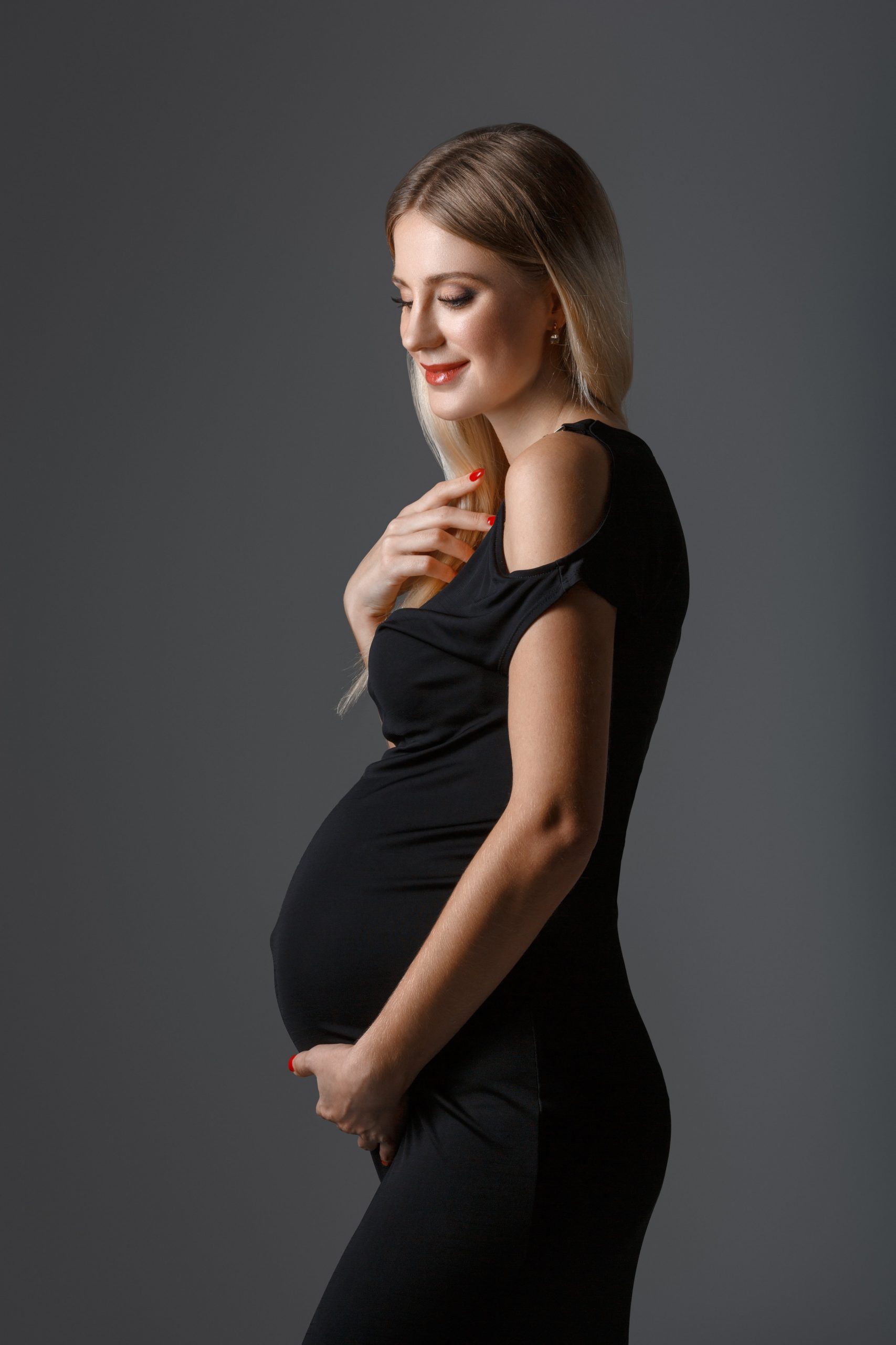 beautiful-pregnant-woman-2021-08-26-17-12-15-utc-min