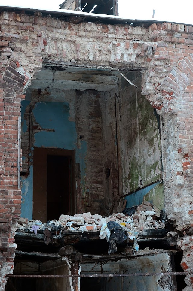 fragment-of-an-abandoned-two-story-building-after-2022-11-14-16-37-37-utc (1)