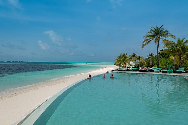 Infinity_Pool_Malediven_Insel_(170993973)