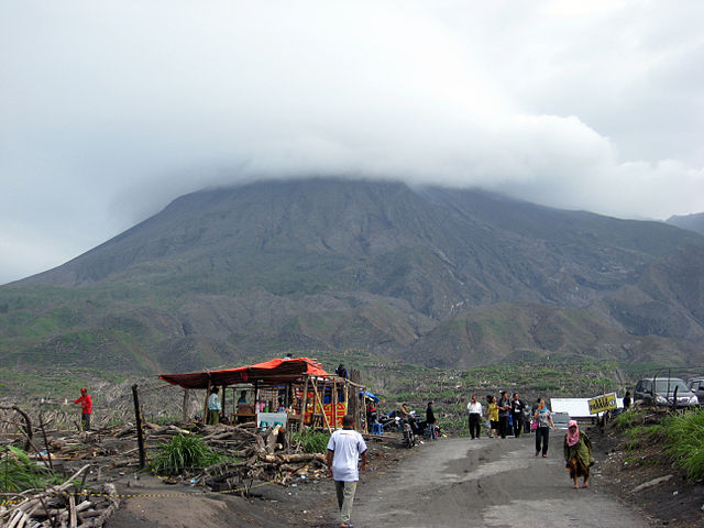 640px-Disaster_tourism_merapi