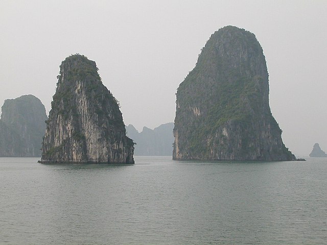 Ha_Long_bay_tourism_10