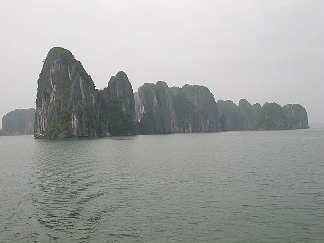 Ha_Long_bay_tourism_16