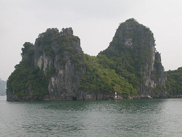 Ha_Long_bay_tourism_19