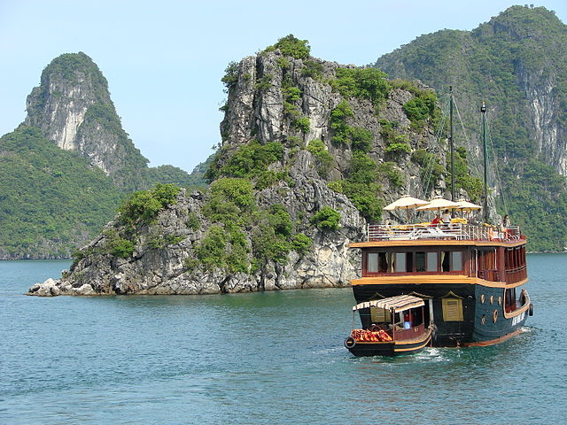 640px-Halong_Bay_-_Vietnam_01