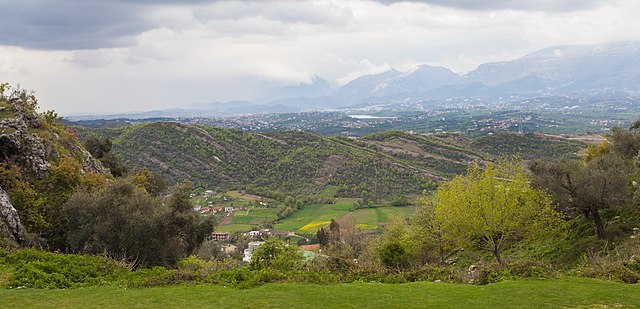 Vista_de_Petrela,_Albania,_2014-04-17,_DD_03