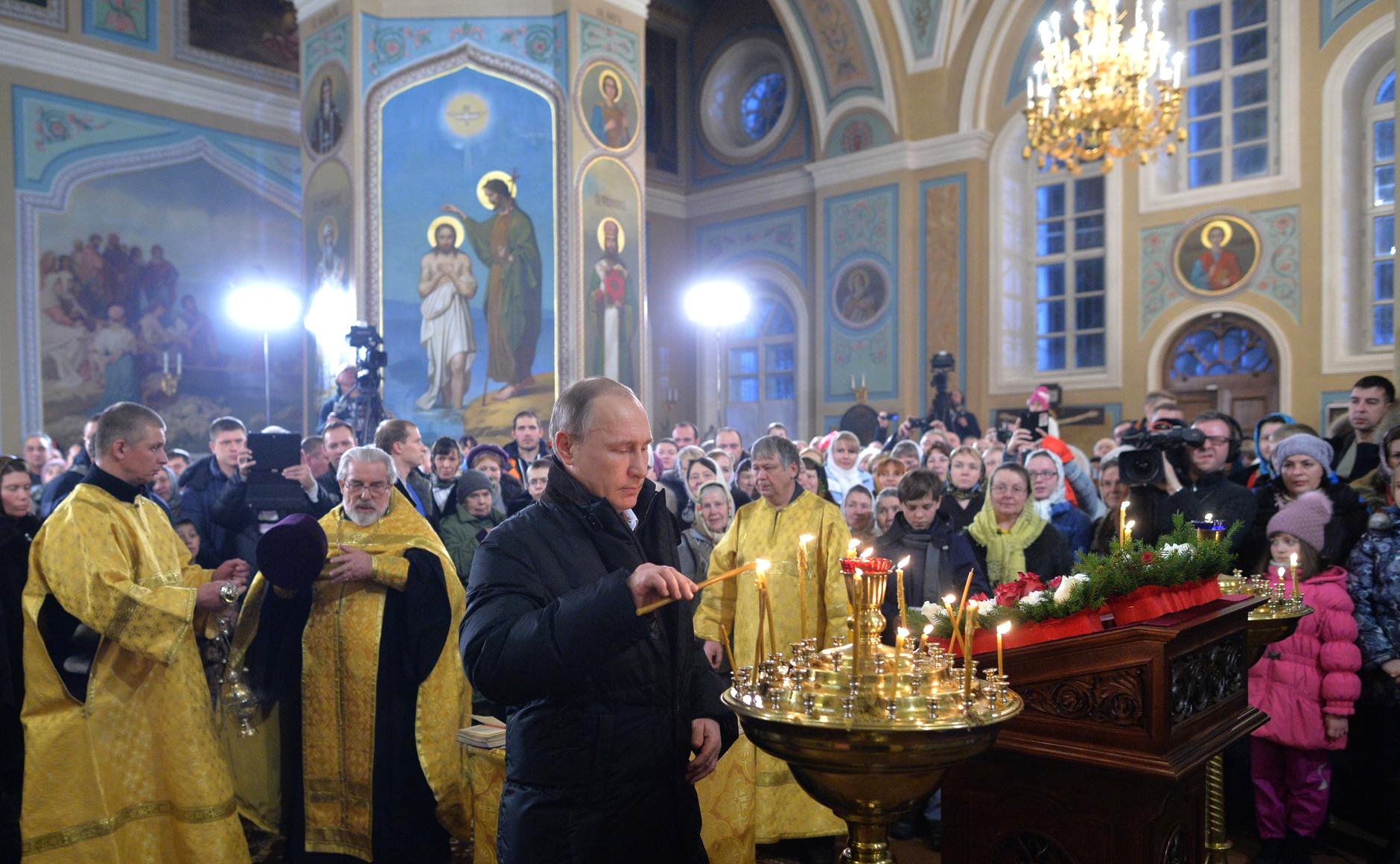 ws_Vladimir_Putin_in_Pokrova_Church_(Turginovo)_03