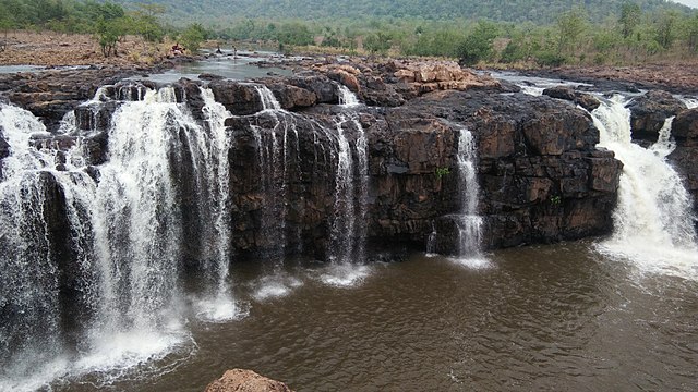 ws_640px-Bogatha_Waterfall_top_view