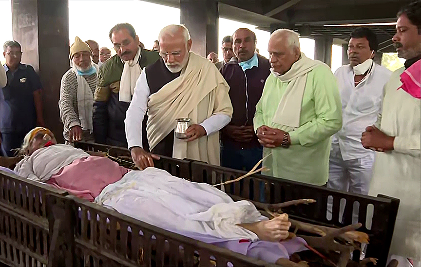 PM Narendra Modi performs the last rites of his mother Heeraben Modi